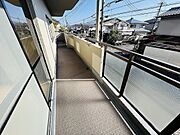 南向きの日当たりのいいバルコニー。お布団やシーツなども干しやすそうです。