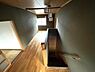室内：階段　手すり付きで安全。