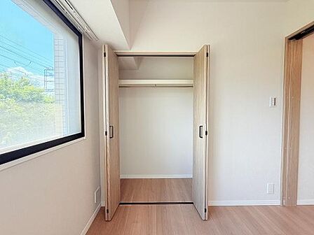 寝室収納・クローゼット。収納力もあり、お部屋を広く使うことができます。