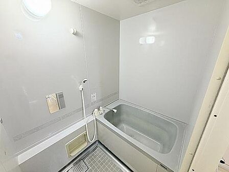 一日の疲れを癒せるバスルーム。