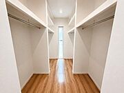 寝室のウォークインクローゼット（AIによりお荷物を消去加工して掲載しています）