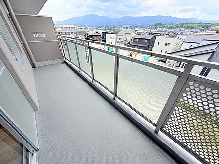 南向きの日当たりのいいバルコニー。お布団やシーツなども干しやすそうです。
