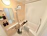 浴室：ゆったりバスで一日の疲れをリフレッシュ！飽きのこないシンプルなデザインでいつまでも綺麗にお使いいただけます。