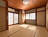 和室：AIによる動産物撤去加工をしています。和室7帖。キッチンに隣接した和室。家事の合間の休憩スペースにちょうどよさそうなお部屋ですね。