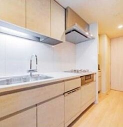 高級感ある、お料理のしやすい広さのキッチン。3口コンロ・食洗機付で使い勝手◎十分なキッチン収納があり、キッチンまわりを綺麗に使用できます。