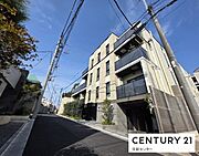 閑静な住宅街に佇む低層レジデンス！住み良い収納充実の2LDK住戸！買物施設充実で生活利便性良好！