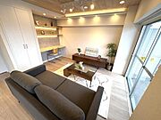 リビングにカウンターデスク付でＰＣスペースとして使用できます。リモートワークの際にも便利♪飾り棚やダウンライド付でオシャレな雰囲気です。