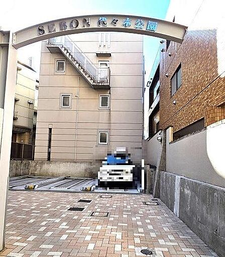 マンションエントランス・駐車場 山手通りにほど近く、車での利便性も高い立地 駐車場は1住戸1台使用可能(無料)