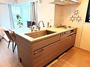 お料理のしやすい広さの木の温かみあるオシャレなデザインのキッチン。3口コンロ・食洗機・グリル・ディスポーザー付で使い勝手◎十分なキッチン収納があり、キッチンまわりを綺麗に使用できます。