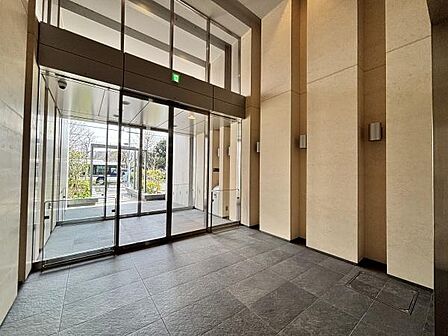 ホテルライクな共用部は、落ち着きある上品な雰囲気。オートロック付きでセキュリティも◎