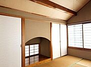 来客時に重宝する和室あり。ほっと一息つける安らぎの空間です♪（1階・2階にあり）1階の南東向きの和室はお庭を眺めながら、ゆったりと寛いで過ごせます。