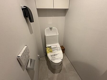 ゆとりの広さですっきりとした清潔感あるトイレルーム。温水洗浄機能付♪
