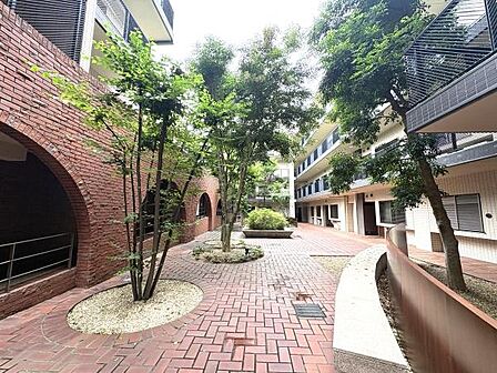 共用部は綺麗な木々が植えられ、住まう人を癒す憩いの空間です。