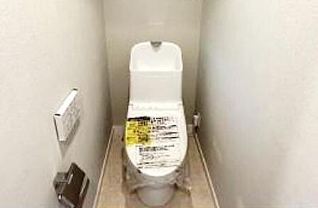 広々としたトイレルーム。すっきりと使いやすくお掃除しやすい快適なトイレ空間。温水洗浄便座付!