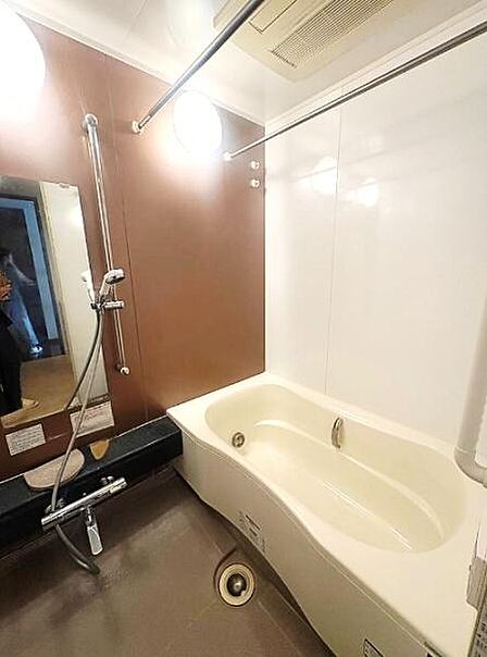 広々としたバルスーム。浴槽も手足をゆったりと伸ばすことができるゆとりの広さ。日頃の疲れをゆったりと癒すことができます♪清潔感があり、お手入れのしやすさも◎浴室乾燥機付!