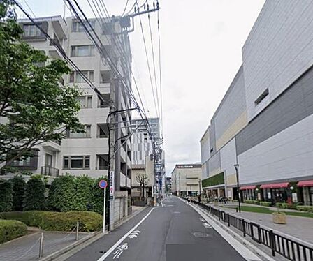 建物前にイオンシネマシアタス調布があり、早朝やレイトショーなど気軽に映画を楽しめます♪