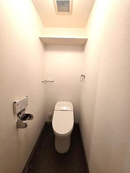 1階トイレ 温水洗浄便座つき 3階にもトイレの設置あり