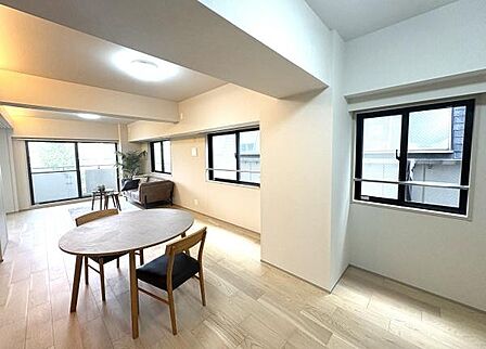 開口部が多く、明るい室内。リブ材の腰壁や間接照明が上質で柔らかい雰囲気。