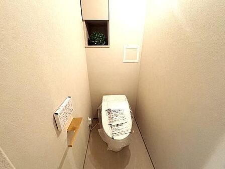 ゆとりある広さのトイレルーム。すっきりと使いやすくお掃除しやすい快適なトイレ空間。温水洗浄便座付!