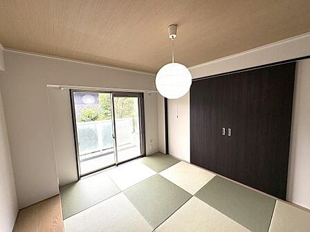 来客時に重宝する約6.7帖の和室あり。陽当たりが良く、ほっと一息つける安らぎの空間です♪景色を眺めながら、ゆったりと寛いで過ごせます。
