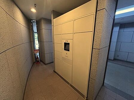 お出掛けの際に受取り便利な宅配ボックス有!