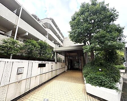 豊かな植栽が住まう人を癒します♪フラットアプローチで、ベビーカーや車椅子での移動も安心です。