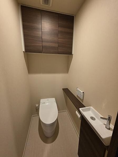 広々とした高級感あるトイレルーム。スタイリッシュなタンクレストイレで、すっきりと使いやすくお掃除しやすい快適なトイレ空間。手洗い場・温水洗浄便座付！