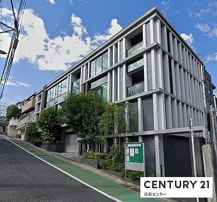3階建の高級感ある低層レジデンス!近隣にスーパーなど買物施設が多数あり、徒歩10分圏内に教育施設や郵便局、図書館、公園など必要な施設が揃う便利な住環境!