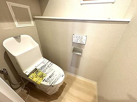ゆとりある広さのトイレルーム。すっきりと使いやすくお掃除しやすい快適なトイレ空間。温水洗浄便座付!