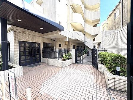 広々として開放感あるエントランス・共用部。清掃が行き届いており管理体制良好!