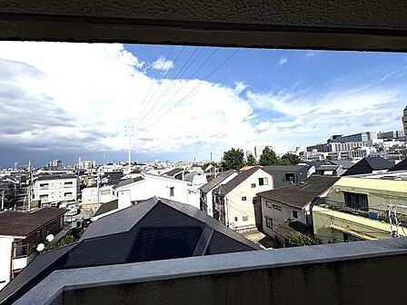 4階につき眺望良好 角住戸のため開口部が多く風通し良好!