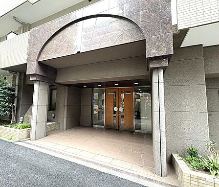 重厚感ある石造りが高級感あるエントランス。清掃が行き届いており管理体制良好!防犯カメラ付で安心のセキュリティ!