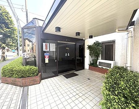 植栽が綺麗に手入れされたエントランス。三井不動産レジデンシャルサービス管理で管理体制良好!