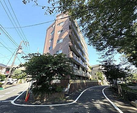 南向きのワイドバルコニーに全室面しており、彩光・通風良好で快適な住戸!ゆとりある広さの1LDK!