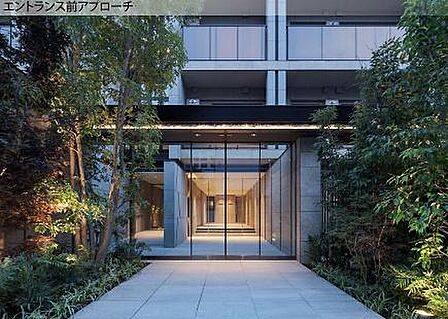 豊かな植栽がエントランスまわりを彩り、住まう人やゲストを癒します。