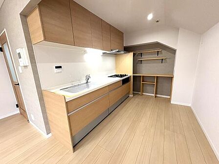 木目調が温かみある作業しやすい広さのシステムキッチン。3口コンロ・グリル付で使い勝手良好！たっぷりのキッチン収納＆収納棚付！
