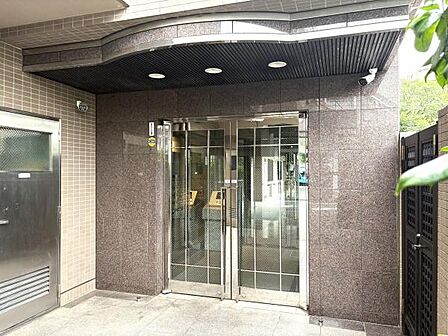 綺麗に磨き上げられた大理石貼りが高級感あるエントランス。