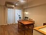 リビング/ダイニング：広々とした約11.7帖のリビング。南東向き角住戸につき陽当たり・通風良好！