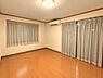 洋室：ゆとりある約8帖の洋室。南・東2面の窓があり、明るい光が差し込みます。収納付でお部屋を綺麗に過ごせます。
