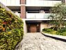 エントランス：豊かな植栽が彩るエントランスアプローチ。オートロック付で安心のセキュリティ体制！