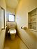 トイレ：換気と明るさに配慮した、清潔感溢れるトイレです。