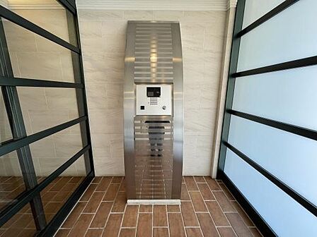 重厚感と高級感。両者を併せ持つ本マンションは誇りを持ってお住い頂けます。管理体制も良好で汚れやゴミなどなく、しっかりと管理されたマンションです。