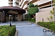 ■現地撮影写真■マンション正面出入口です！スロープ付きで安心！