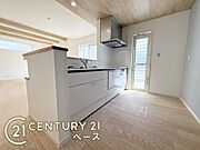 ■現地撮影写真■収納力と使いやすさを追求したシステムキッチンです！食洗機付きで毎日の洗い物も楽々！