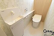 ■現地撮影写真■専用の手洗い場付で便利！収納も完備です！
