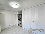 大きなクローゼット付きで開放感のあるお部屋です！