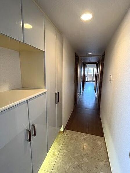 ■現地撮影写真■すっきりとした明るい玄関が家族やお客様を迎えてくれます!