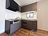 キッチン：■現地撮影写真■収納力と使いやすさを追求したシステムキッチンです！食洗機付きで毎日の洗い物も楽々！