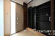 ■現地撮影写真■すっきりとした明るい玄関が家族やお客様を迎えてくれます！