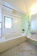 ■現地撮影写真■ゆったりしたサイズの浴室！足を伸ばしての入浴は疲れも癒してくれます！